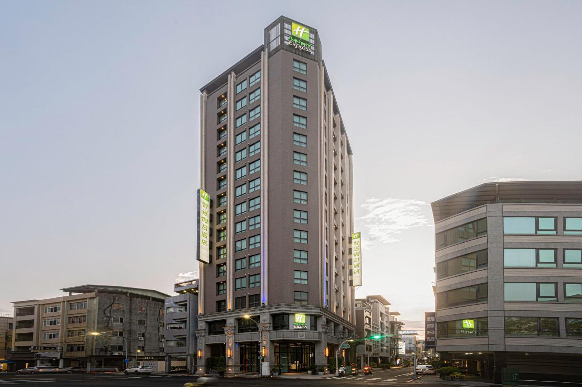 Holiday Inn Express Kaohsiung Love River, An Ihg Hotel מראה חיצוני תמונה